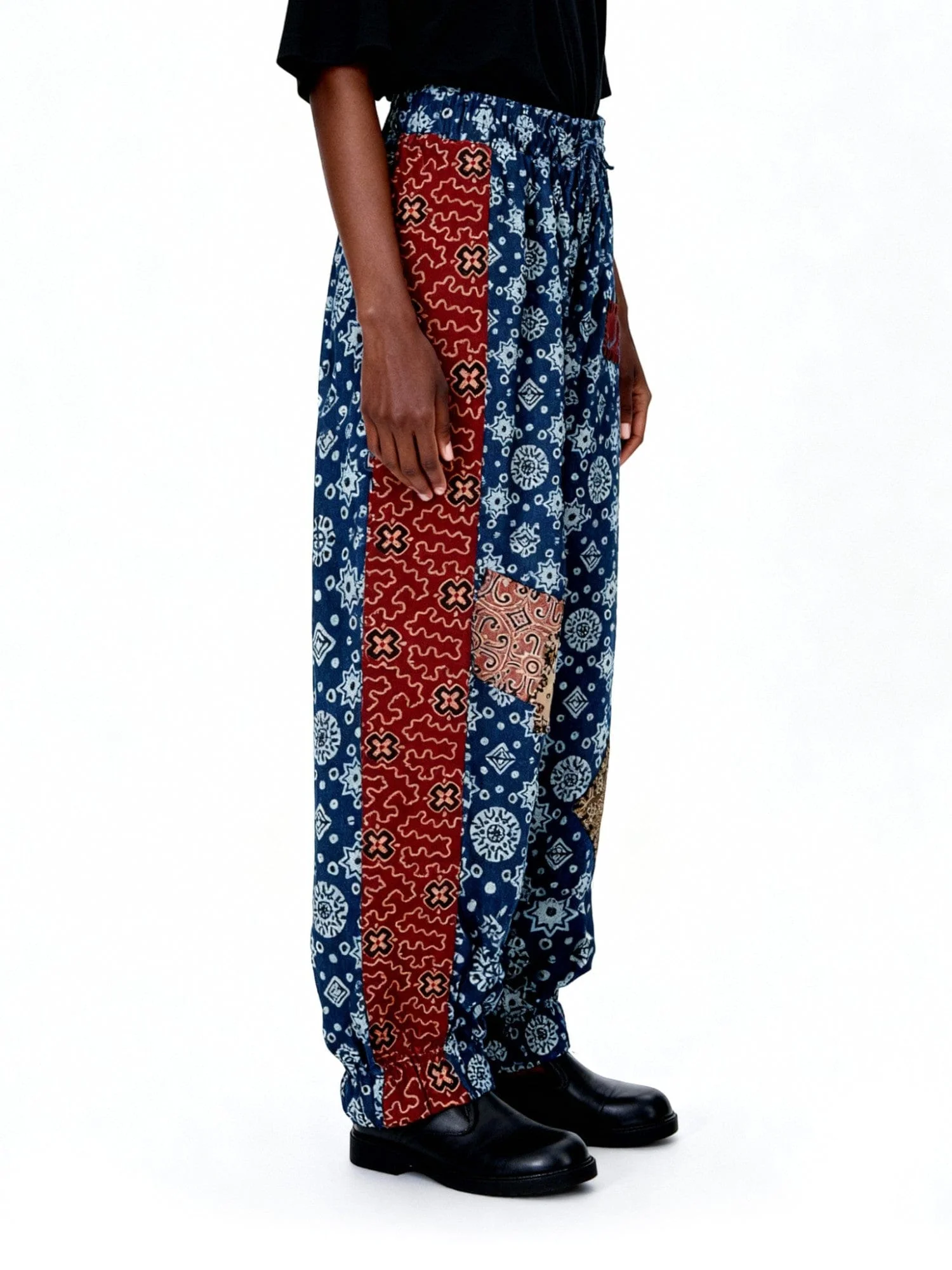 Lightweight handprinted sweatpants - Image 9