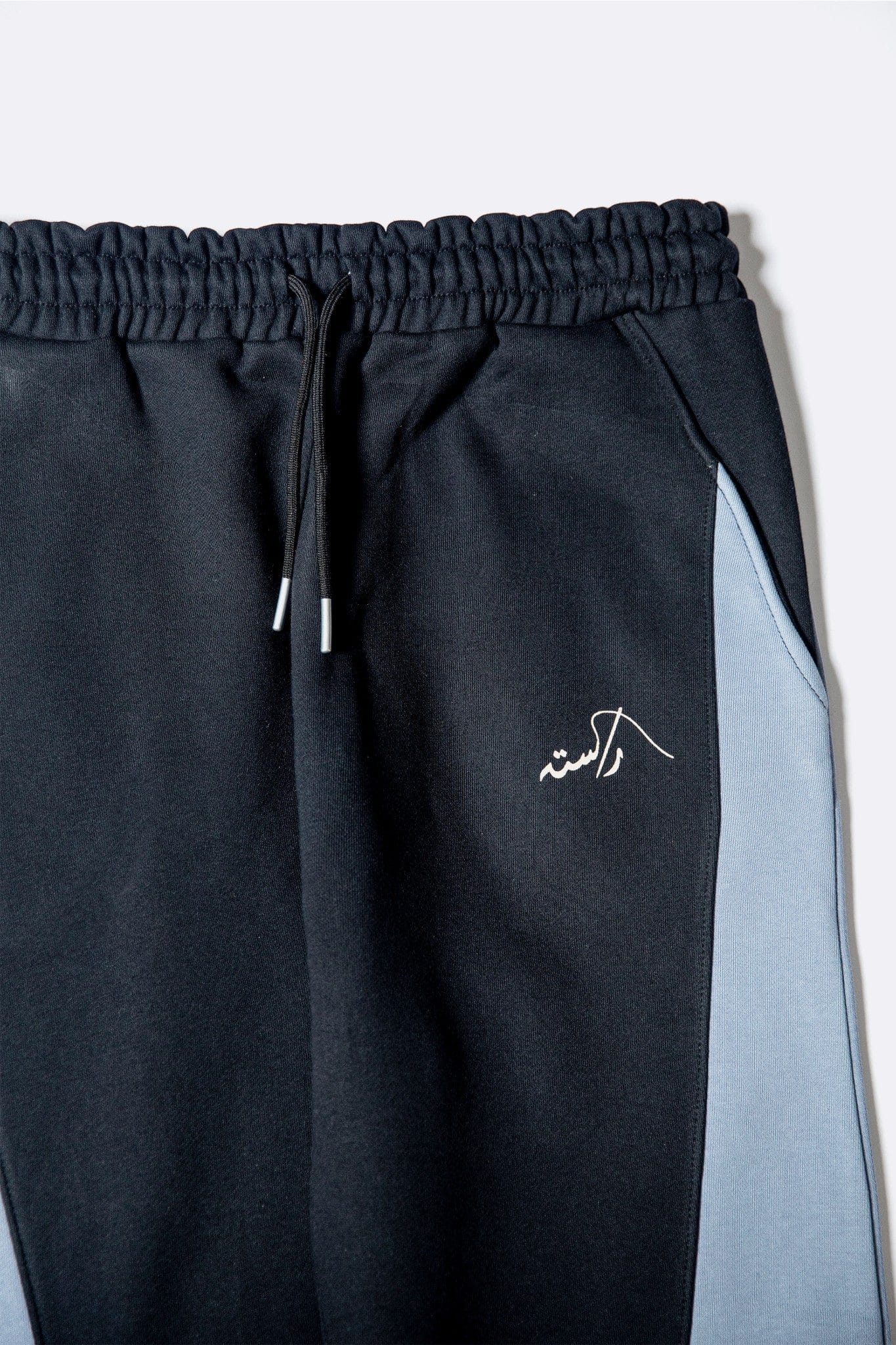 Paharon ke us paar sweatpants - Image 11