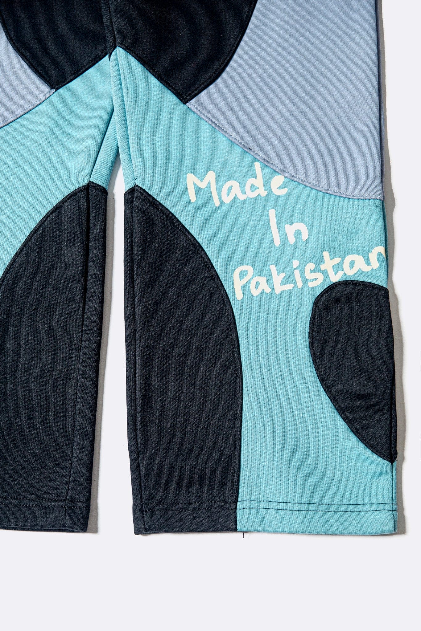 Paharon ke us paar sweatpants - Image 12