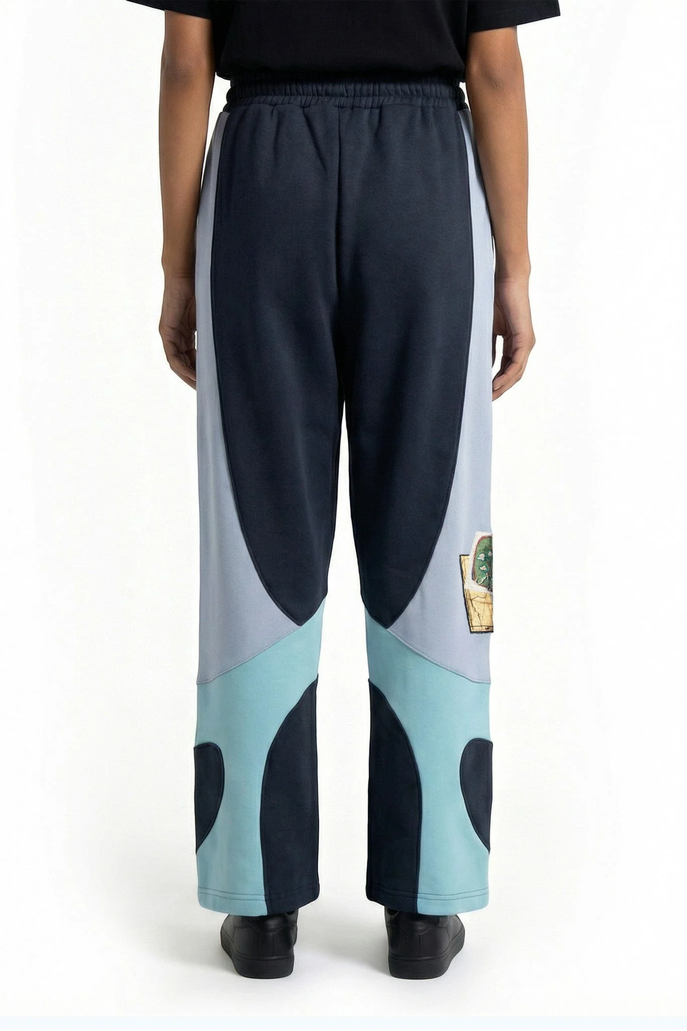 Paharon ke us paar sweatpants - Image 8